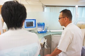 医療法人　向田橋たき歯科医院（歯科医師の求人）の写真3枚目：患者様に向き合った診療を行っています。