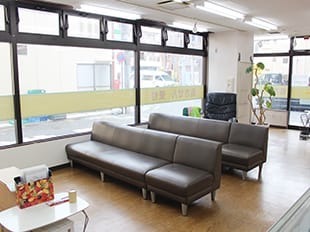 マイサークル薬局の写真2枚目：待合室は広く、店内入口は段差がないバリアフリーの造りとなっております