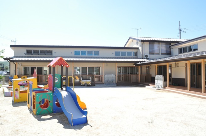 スターファーム保育園の写真2枚目:子どもたちが元気に遊ぶ園庭