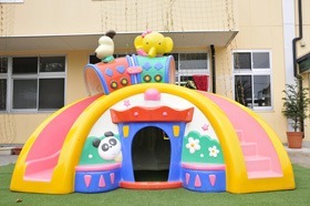 あやめ幼稚園の写真2枚目：カラフルなすべり台