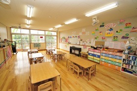 あやめ幼稚園の写真6枚目：のびのびと学ぶことができる保育室