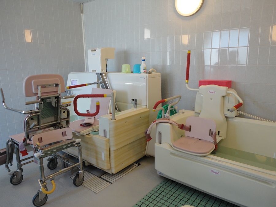 だいまつデイサービスセンター（介護職/ヘルパーの求人）の写真3枚目：２台の個浴機械浴槽を使い、入浴困難な介護者を介護者負担軽減を目指しております。