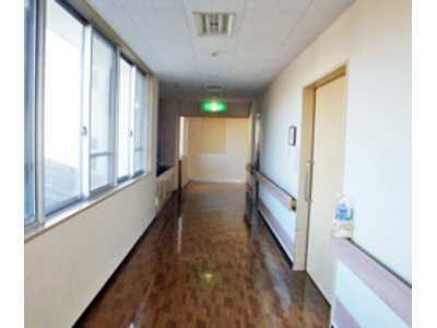 岡病院(医療事務/受付の求人)の写真4枚目:日差しが差し込む明るい院内です