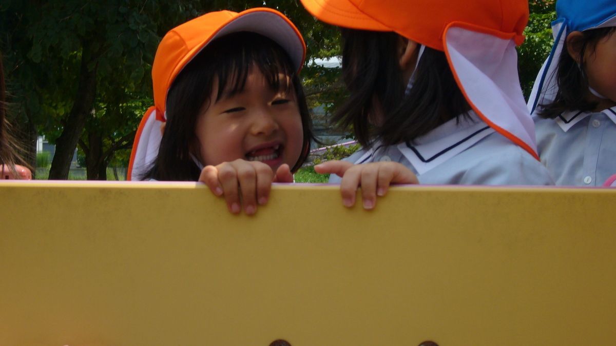 認定こども園　北陽幼稚園・第2北陽保育園（保育士の求人）の写真4枚目：園外保育に公園へバスで行きます。
長い滑り台を滑りにレッツゴー