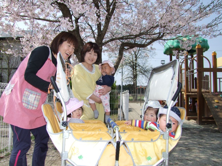 保育園チャイルドの写真2枚目：園庭の桜の下で