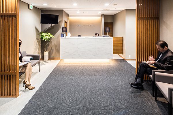 JOH&PARTNERS UMEDA CLINICの写真2枚目：ビジネス街で働く方々へ安心の医療サービスを提供しています