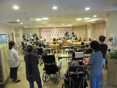 介護付有料老人ホーム　アットホームふじた（介護職/ヘルパーの求人）の写真2枚目：明るく活気のある施設です