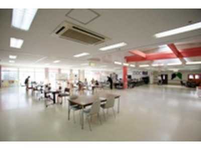 介護老人保健施設藤岡みどりの園の写真2枚目:当施設の広々としたホールです、この場所でリハビリ等を行います