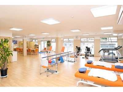 きたえるーむ栗東(介護職/ヘルパーの求人)の写真3枚目:広々とした施設でリハビリを行います