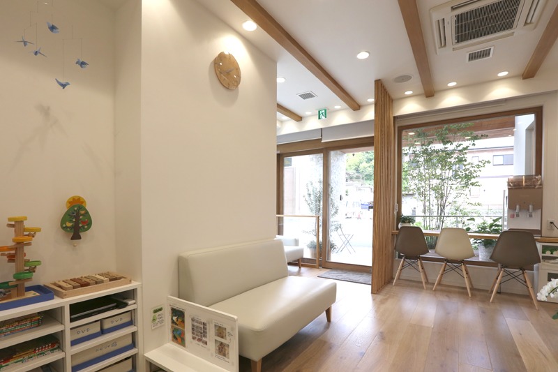 いがらし歯科医院(歯科医師の求人)の写真2枚目:院内は木のぬくもり溢れる空間です