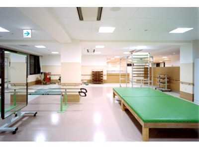 介護老人保健施設みどりの館(看護師/准看護師の求人)の写真3枚目:利用者様一人ひとりに合った機能訓練を行っている機能訓練室