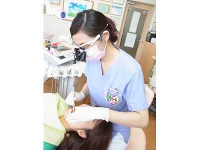 AKASAKA Dental Office 赤坂歯科の写真3枚目：衛生士も全員、拡大鏡を使用して診療しています。