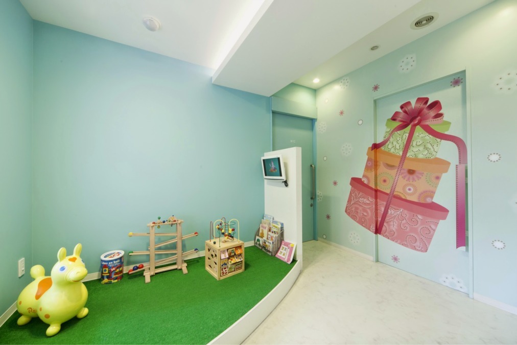 古賀天神歯科クリニックえがおこども歯科の写真6枚目：小児待合室