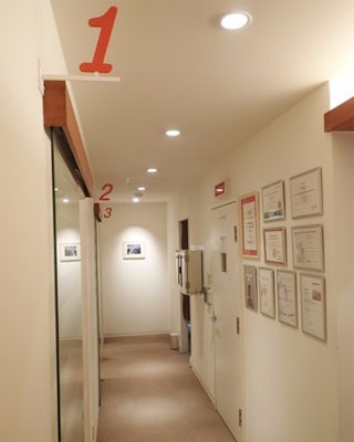 オレンジ歯科の写真2枚目:清潔感溢れる廊下