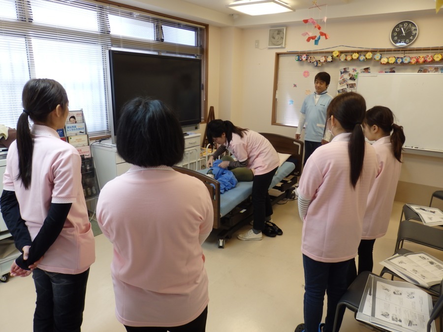 四季の郷羽津デイサービス（介護職/ヘルパーの求人）の写真2枚目：新人研修風景