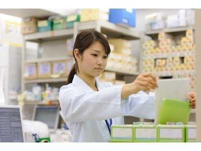 琉球クオール薬局登川店(ドラッグストア/保険調剤)の写真4枚目：地域の皆さまが健康的な生活を送れるようサポートするやりがいのある仕事です