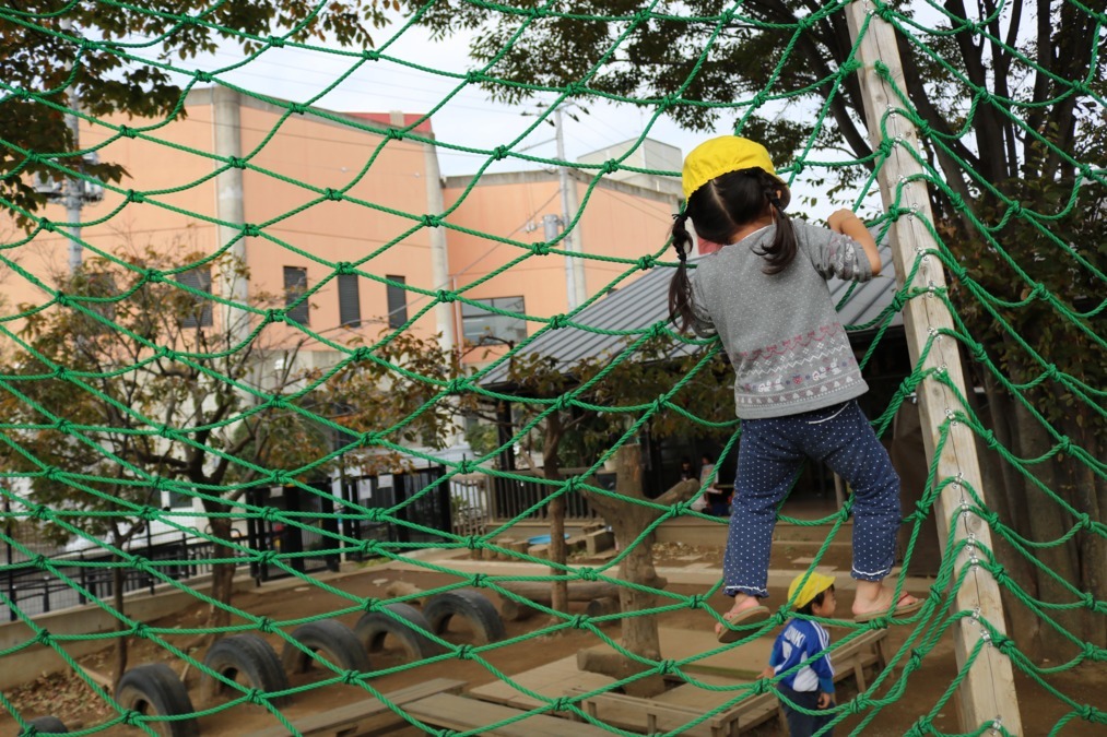 朝霞どろんこ保育園（看護師/准看護師の求人）の写真4枚目：遊びの中で手足が鍛えられます＠朝霞どろんこ保育園