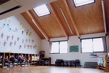 かぴら幼稚園の写真3枚目：天井の高い教室