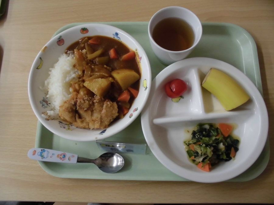 認定こども園　北陽幼稚園・第2北陽保育園（保育士の求人）の写真5枚目：幼児のふつう食
みんな大好きなカレー毎日厨房で作ってくれています。