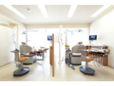 こいずみ歯科クリニックの写真2枚目:開放感のある診療室は日当たりも抜群 気持ち良く働いていただけます