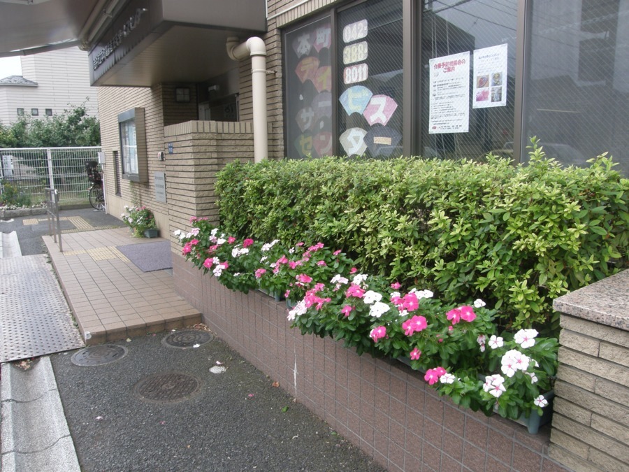 小金井市立本町高齢者在宅サービスセンター（看護師/准看護師の求人）の写真9枚目：玄関前風景