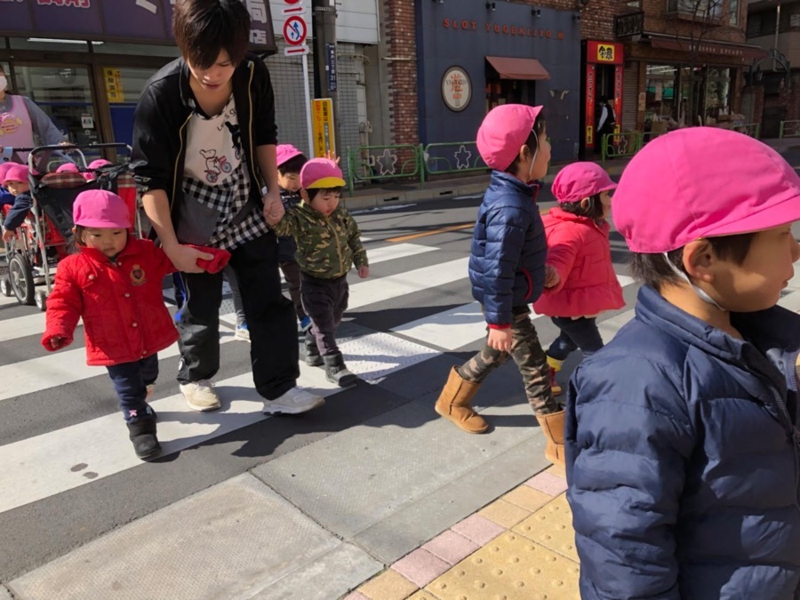保育園あっぷるキッズ青戸園の写真6枚目：お散歩中。小さい子たちも歩くのとっても上手になりました！