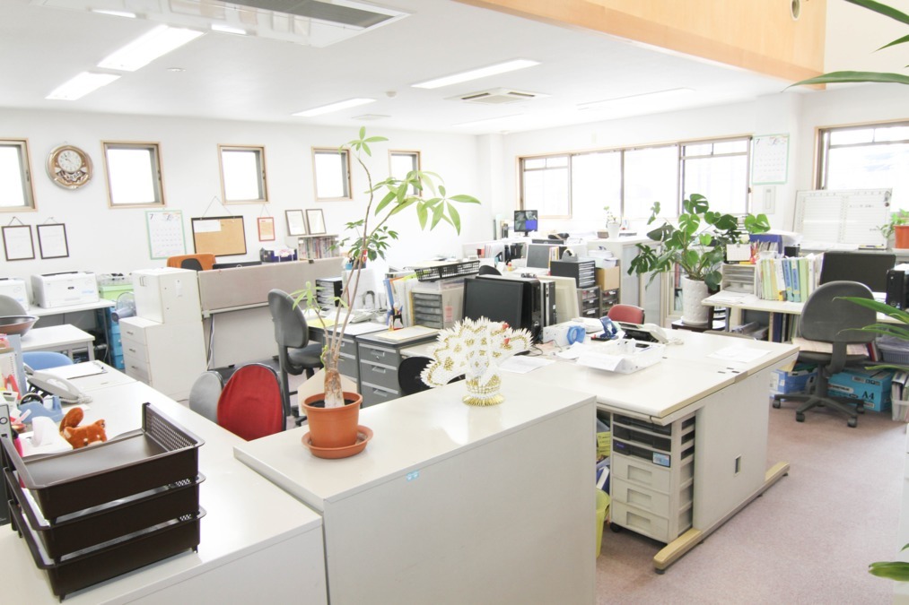 つくしの会ケアプランセンターの写真2枚目：広々とした清潔感のあるオフィス☆　多職種が在籍する、まさに地域包括ケアの職場です