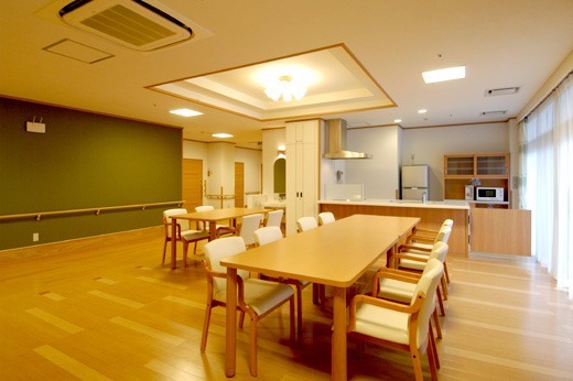 特別養護老人ホーム石岡陽だまり館（介護職/ヘルパーの求人）の写真3枚目：食堂・談話・機能訓練コーナーです