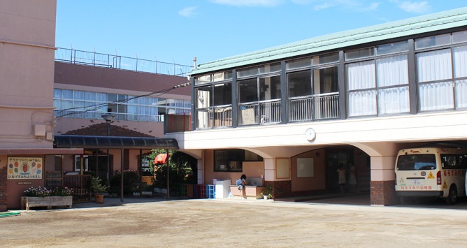 認定こども園稲毛すみれ幼稚園の写真：稲毛寺に隣接。仏教のおしえを保育につなげています。