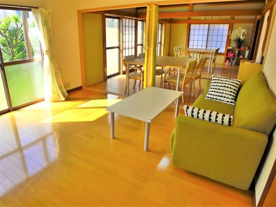 デイサービスくわん桜木店（生活相談員の求人）の写真4枚目：開放感のある明るい室内です。