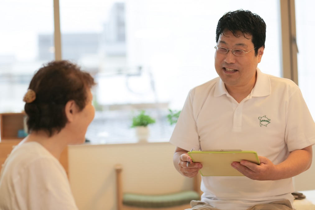 鍼灸あん摩マッサージ指圧　きっこうどう（あん摩マッサージ指圧師の求人）の写真3枚目：患者様には笑顔で分かりやすく、丁寧な説明をします。