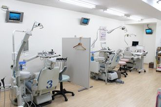 医療法人社団恵真会エミデンタルクリニックの写真2枚目：プライバシーに配慮した半個室の診療室です