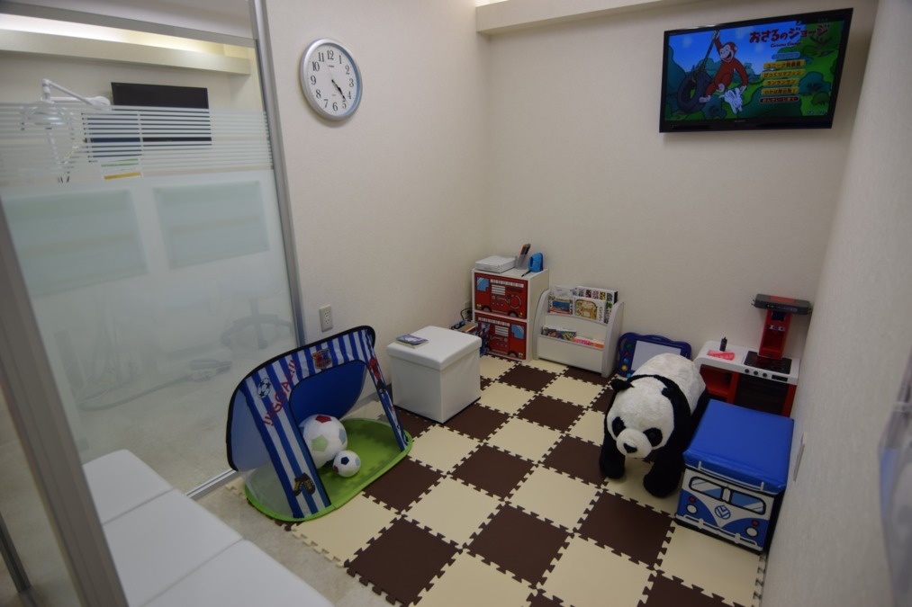にじいろ歯科クリニックの写真4枚目：キッズスペースを用意し、来ていただきやすくする工夫をしております。