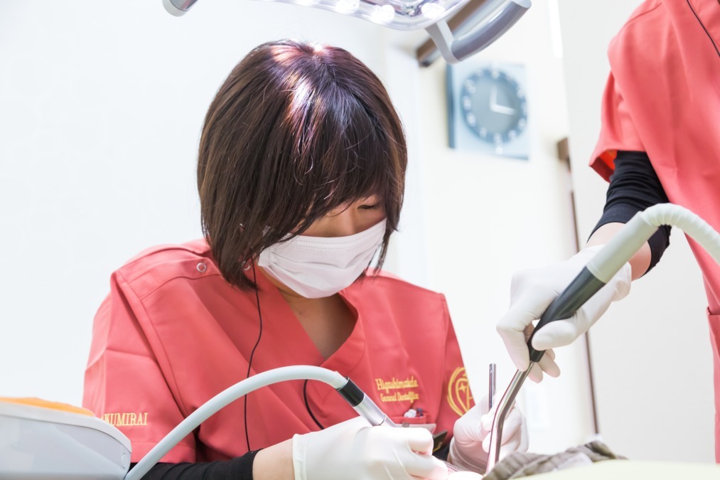 東松戸総合歯科クリニック（歯科助手の求人）の写真6枚目：判らないことがあれば、先輩歯科助手に聞いて下さい。的確な指導を受けられます。
