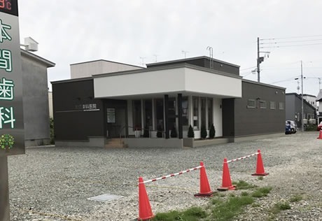 医療法人社団本間歯科医院(歯科衛生士の求人)の写真:広々とした駐車場のある歯科医院です