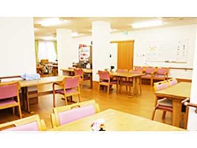 住宅型有料老人ホーム ライフコート岸和田の写真2枚目:広々とした開放的な食堂が特徴