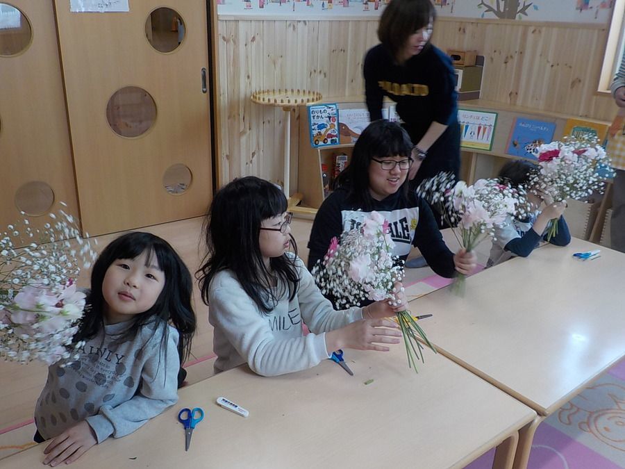 認定こども園　北陽幼稚園・第2北陽保育園（保育士の求人）の写真7枚目：学童保育も行っています。花育体験
お花屋さんよりブーケの作り方を学びます。0歳児から12歳まで同じ円で過ごせます。放課後も見守り安心下校時にバスで迎えに行きます。