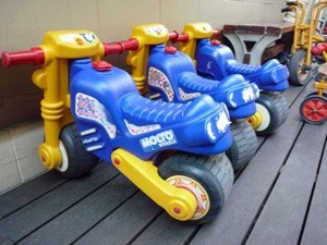 おもと保育園の写真7枚目：子どもたちが元気に遊べる遊具を用意しています