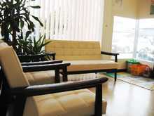 せき歯科クリニックの写真3枚目:待合室です。小さなキッズスペースもあります。