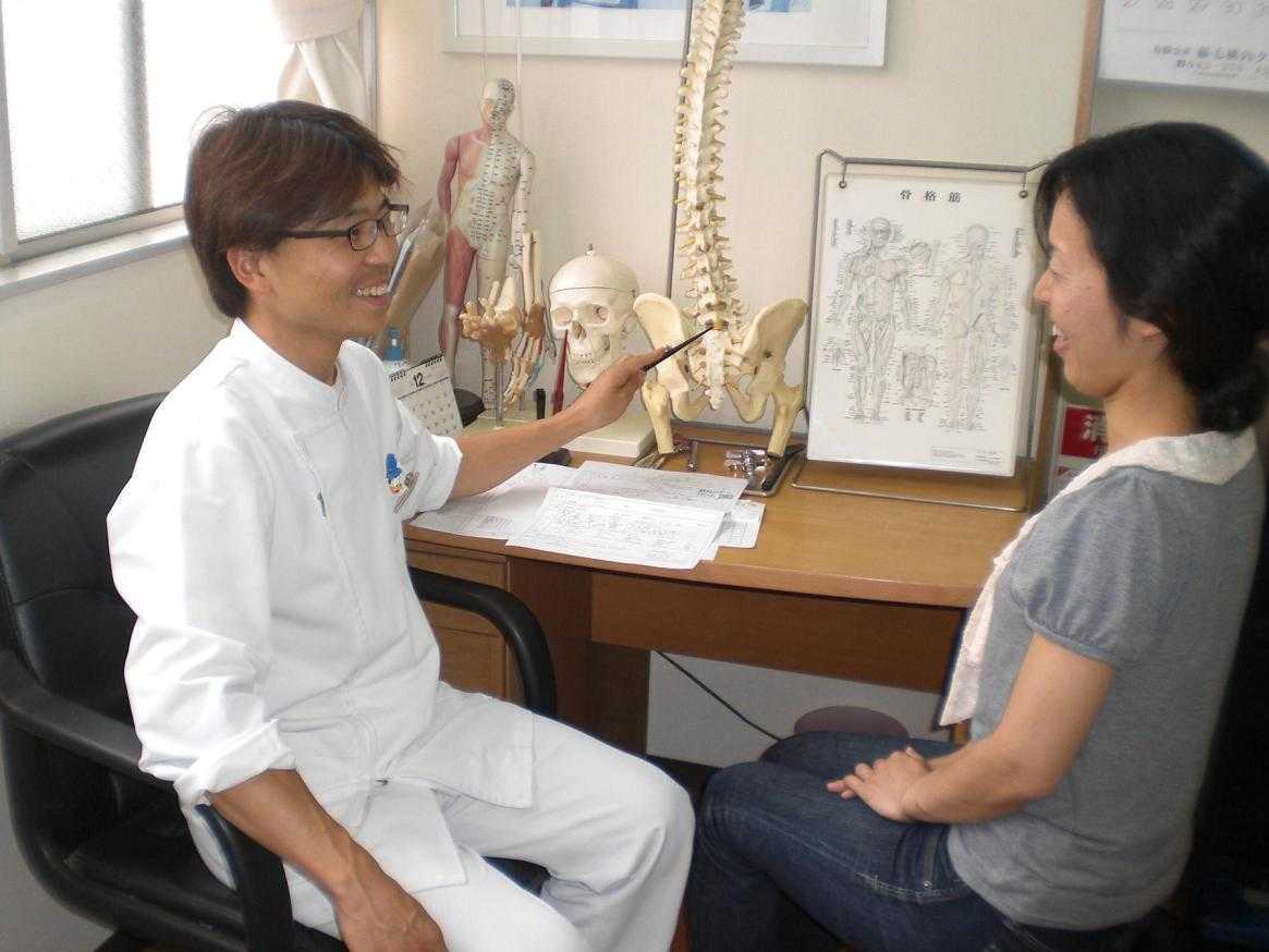 湾岸整骨院（整体師の求人）の写真3枚目：患者さんの痛みの原因を詳しく説明いたします。