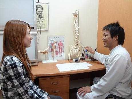 ふそう整骨院（整体師の求人）の写真2枚目：患者さんの症状を詳しくお聞きします。
