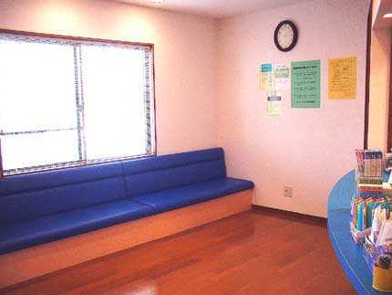 こばやし歯科の写真3枚目:柔らかな光に包まれた明るい待合室