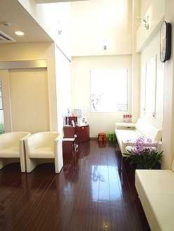 さくらデンタルクリニックの写真5枚目:柔らかな光に包まれた待合室