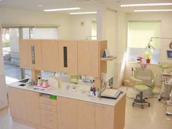 楢原クローバー歯科(歯科助手の求人)の写真2枚目:清潔感のある診療室。