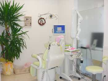 楢原クローバー歯科(歯科助手の求人)の写真3枚目:お一人お一人に合った対応をしています。