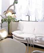 たけの子歯科の写真3枚目:白を基調とした診療室となってります。