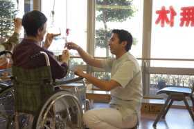 介護老人保健施設 「太陽の都」の写真3枚目:幅広い年齢層のスタッフが仲良く仕事をしています。