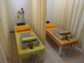 健康堂うのき駅前はり灸マッサージ院の写真5枚目:あなたの笑顔で患者さんを安心させてあげてください。