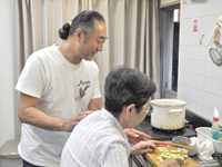 あけぼのデイサービスまごころ館 成城(生活相談員の求人)の写真:一緒に料理をすることも、介護の1つです。