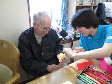茶話本舗デイサービス上星川（介護職/ヘルパーの求人）の写真3枚目：スタッフと利用者様の距離が近いので和気あいあいと仕事ができます